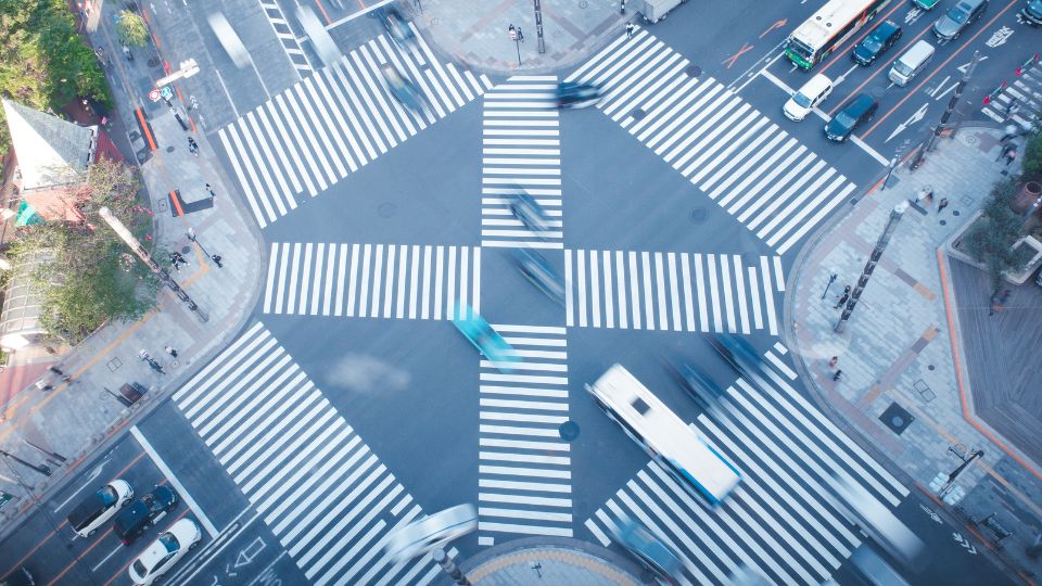 信号のある大規模な交差点の上空写真